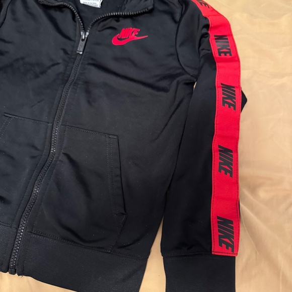 black nike jacket boy size 6-7 years old full zipper and pocket both sides. - Picture 6 of 6